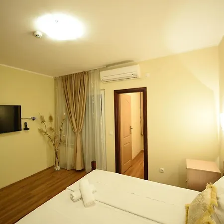 Grand Hertz בית הארחה *